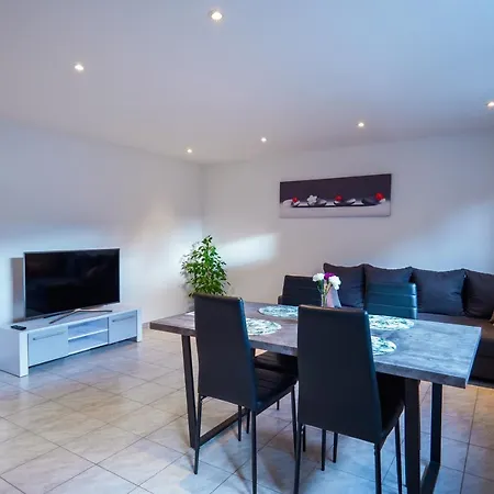 Appartement Wow! Lage! Schoene 2-zimmer Wohnung!