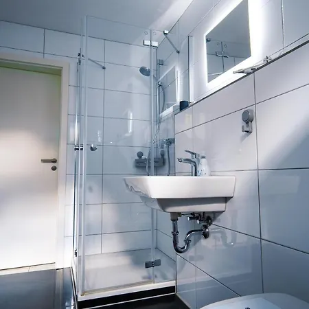 Wow! Lage! Schoene 2-zimmer Wohnung!